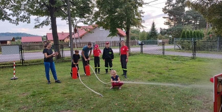 Zabawa na świeżym powietrzu w Kozakowicach